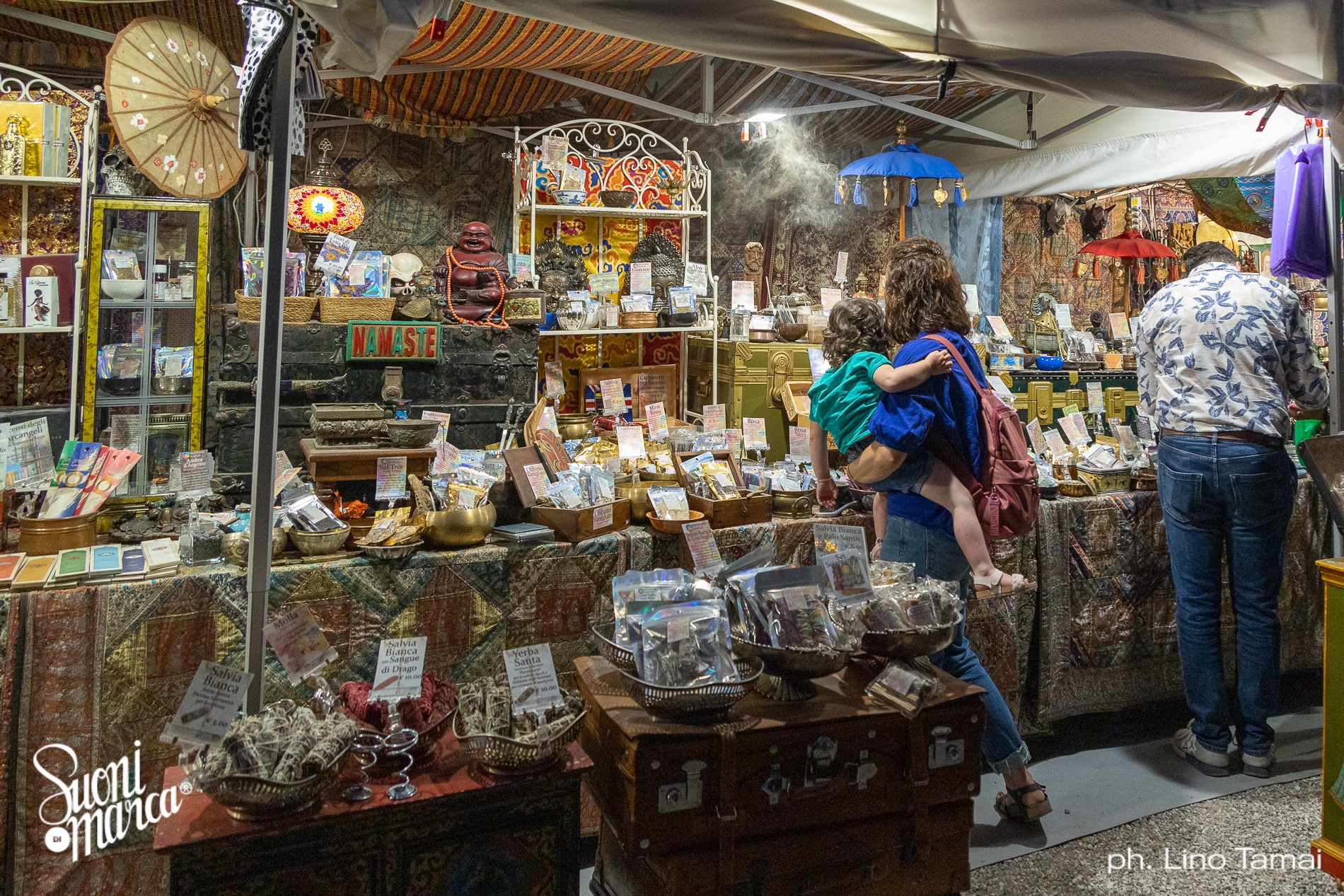 Stand con oggetti e profumi dal mondo